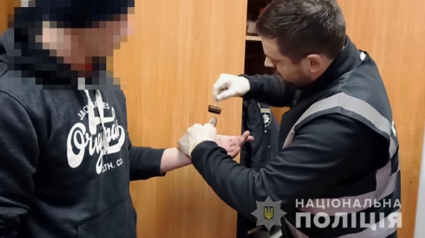 Забрызгал продавщицу газом и сбежал: на Старосенной поймали залётного разбойника