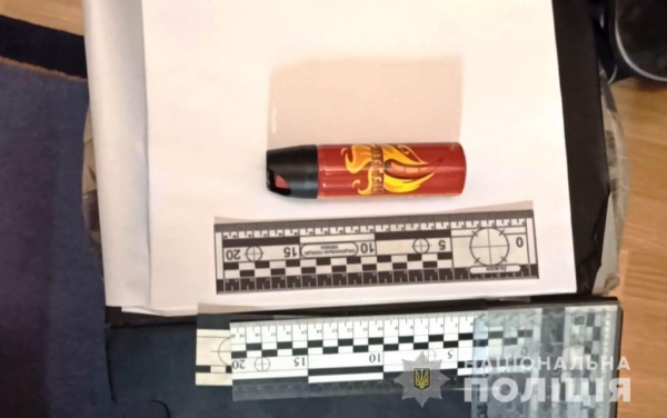 Забрызгал продавщицу газом и сбежал: на Старосенной поймали залётного разбойника