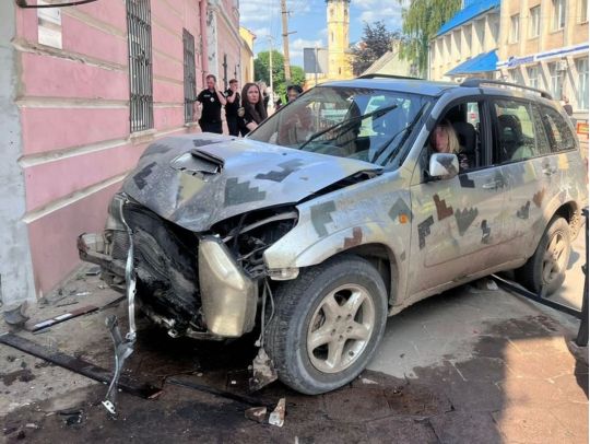 На Львівщині нетвереза водійка збила поліцейську на тротуарі